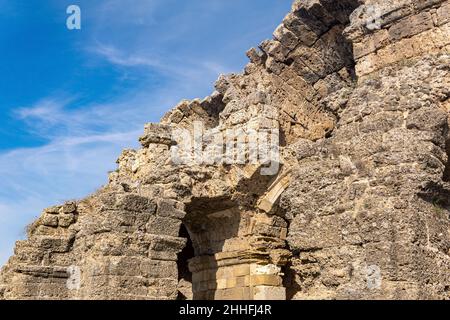 Al sole rovine di antico anfiteatro a lato (ora Manavgat, Turchia) Foto Stock