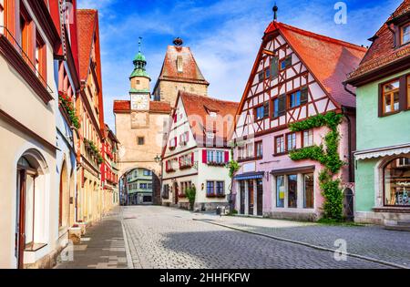 Rothenburg, Germania. Markusturm e bella strada a Rothenburg ob der Tauber con le case tradizionali tedesche, Baviera Foto Stock