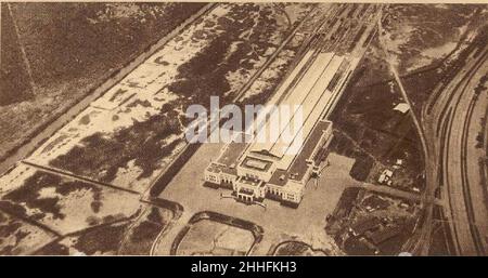 Stasiun Baru di Tanjung Priok, Boekoe Peringatan dari Staatsspoor-en Tramwegen di Hindia-Belanda 1875-1925, pag. 16. Foto Stock