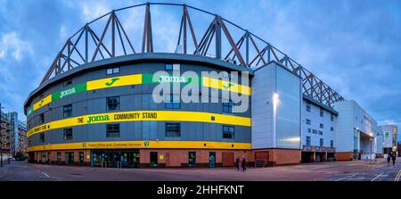 Panorama serale del Carrow Road Stadium, sede delle Canarie, Norwich City Football Club Foto Stock