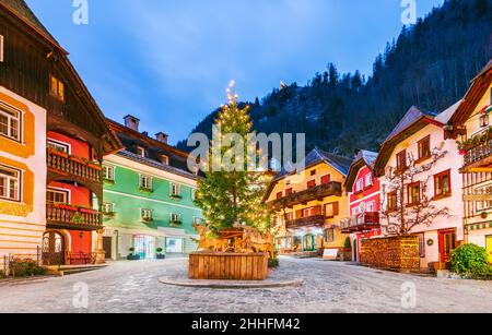 Hallstatt, Austria - albero di Natale a Hallstatt Zentrum, simbolo mondiale dell'alta Austria, Alpi austriache. Foto Stock