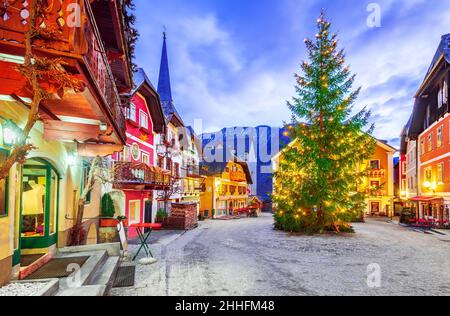 Austria, villaggio storico di Hallstatt. Iconica pietra miliare del mondo con la vecchia architettura europea. Albero di natale invernale a Hallstatt Zentrum. Foto Stock