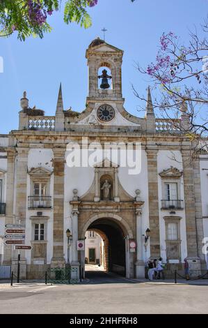 Arco da Vila, Praca d. Francisco Gomes, Città Vecchia, Faro, Regione dell'Algarve, Portogallo Foto Stock