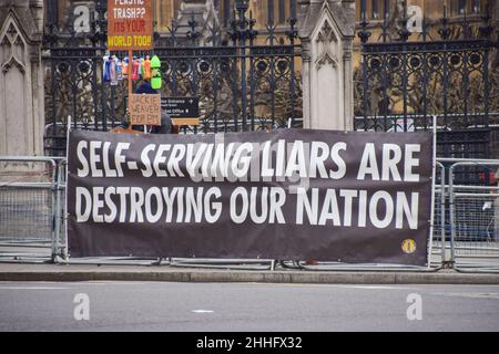 Londra, Regno Unito 24th gennaio 2022. Una bandiera anti-Tory fuori dal parlamento. Una manciata di manifestanti si è riunita a Westminster per protestare contro Boris Johnson e il governo Tory. Credit: Vuk Valcic / Alamy Live News Foto Stock