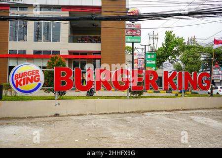 Semarang, Indonesia - ottobre 2023: Edificio Burger King di fronte al quale c'è una grande scritta e il logo della società. Foto Stock