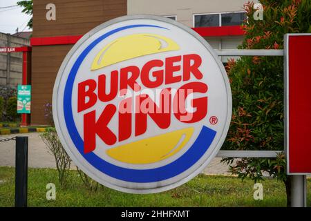 Semarang, Indonesia - ottobre 2023: Edificio Burger King di fronte al quale c'è una grande scritta e il logo della società. Foto Stock