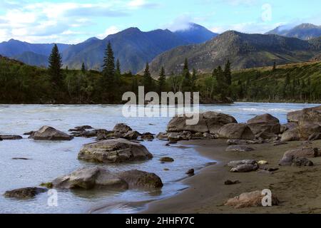 Bellissima alba ad Altai con fiume, pietre e montagne in estate Foto Stock