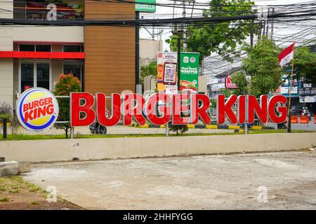 Semarang, Indonesia - ottobre 2023: Edificio Burger King di fronte al quale c'è una grande scritta e il logo della società. Foto Stock