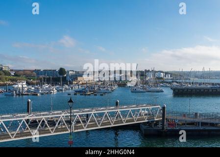 Gangway porta a pontoni a Sutton Harbour a Devon, Regno Unito Foto Stock