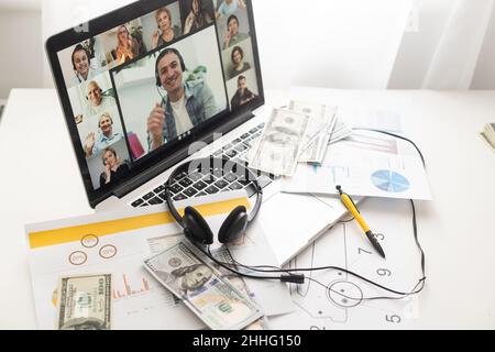 Luogo di lavoro per riunioni online tramite teleconferenza Web Video Conference Call visualizzato sullo schermo. Videoconferenza Foto Stock