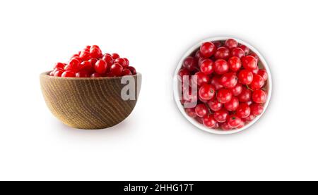 Bacche di viburnum in una ciotola. Viburnum isolato su sfondo bianco. Viburnum con spazio di copia per il testo. Bacche isolate su sfondo bianco. Vibur maturo Foto Stock