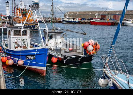 Barche da pesca legate sulla banchina del porto di Kirkwall a Kirkwall a Orkney, Scozia Foto Stock