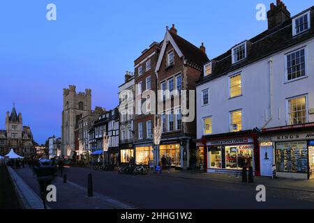 Luci di Natale lungo Kings Parade, Cambridge City, Cambridgeshire, Inghilterra, Regno Unito Foto Stock