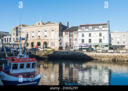 Pub e bar sul lungomare nell'area barbicana di Plymouth, Devon Foto Stock