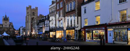 Luci di Natale lungo Kings Parade, Cambridge City, Cambridgeshire, Inghilterra, Regno Unito Foto Stock