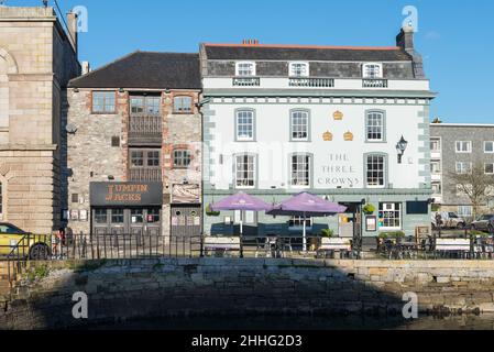 Pub e bar sul lungomare nell'area barbicana di Plymouth, Devon Foto Stock