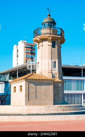 Vista sul vecchio faro del porto di Castello de la Plana, in Spagna, situato a El Grau, il quartiere marittimo della città Foto Stock