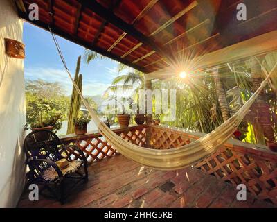 Un'amaca su una tradizionale veranda messicana a Sayulita, Messico. Foto Stock