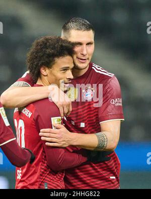 Leroy SANE, FCB 10 celebra il suo obiettivo, felice, ridere, celebrazione, 1-4 con Niklas SUELE, Süle, FCB 4 nella partita HERTHA BSC BERLIN - FC BAYERN München 1-4 1.German Football League il 23 gennaio 2022 a Berlino, Germania. Stagione 2021/2022, giorno d'inizio 20, 1.Bundesliga, FCB, 20.Spieltag. © Peter Schatz / Alamy Live News - LE NORMATIVE DFL VIETANO L'USO DI FOTOGRAFIE come SEQUENZE DI IMMAGINI e/o QUASI-VIDEO - Foto Stock