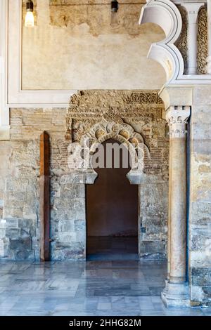 Le sale del lato nord di Moorish-Taifa con la porta alla mezquita, Palazzo Aljaferia, Saragozza, Aragona, Spagna, Europa Foto Stock