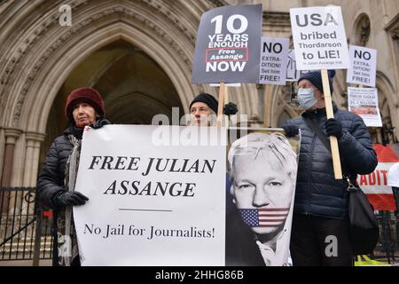 I manifestanti hanno una bandiera con lo slogan Free Julian Assange, al di fuori delle corti reali di giustizia a Londra. Assange ha concesso il permesso di chiedere appello per l'estradizione presso la corte superiore del Regno Unito. Foto Stock