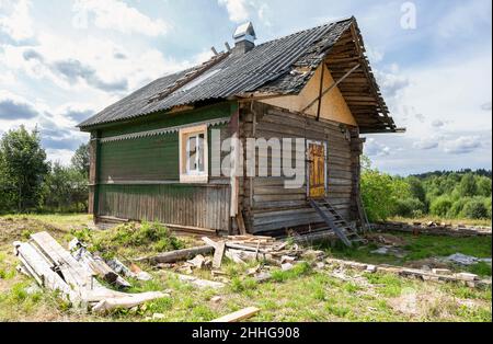 Restauro di una vecchia casa in legno in campagna in estate Foto Stock