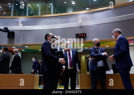 Bruxelles, Belgio. 24th Jan 2022. Il ministro degli Esteri austriaco Alexander Schallenberg, il ministro degli Esteri greco Nikos Dendias, il ministro degli Esteri portoghese Augusto Santos Silva, il ministro degli Esteri finlandese Pekka Haavito, E il ministro degli esteri irlandese Simon Coveney (da sinistra a destra) in una tavola rotonda durante il Consiglio "Affari esteri", riunito nella sede del Consiglio "UE" a Bruxelles (Belgio), 24 gennaio 2022. I ministri discutono della crisi politica in Ucraina e delle potenziali misure per scoraggiare la Russia dall'invadere l'Ucraina. (Credit Image: © Valeria Mongelli/ZUMA Press Wire) Credit: ZUMA Pr Foto Stock