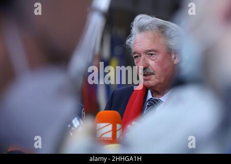 Bruxelles, Belgio. 24th Jan 2022. Il ministro degli esteri lussemburghese Jean Asselborn parla alla stampa prima della riunione del Consiglio "Affari esteri" presso la sede del Consiglio "UE" a Bruxelles (Belgio), 24 gennaio 2022. I ministri discutono della crisi politica in Ucraina e delle potenziali misure per scoraggiare la Russia dall'invadere l'Ucraina. (Credit Image: © Valeria Mongelli/ZUMA Press Wire) Credit: ZUMA Press, Inc./Alamy Live News Foto Stock