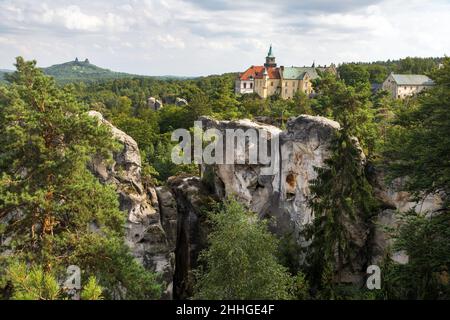 Hruba Skala castello e Trosky castello rovina, arenaria città di roccia, Cesky raj, ceco o Boemia paradiso, Repubblica Ceca Foto Stock