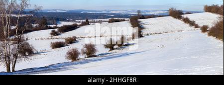 Paesaggio altopiano bohemien e moravi, vista panoramica invernale, villaggio Cirylov vicino Velke Mezirici città, Repubblica Ceca Foto Stock