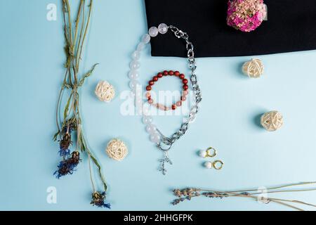 Diversi braccialetti in pietra naturale a disposizione da Jasper in pietra naturale. Gioielli fatti a mano. Foto Stock