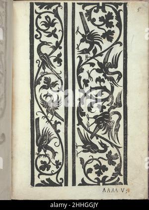 Libro quarto. De rechami per elquale se impara in diuersi Modelordine e il modo di recamare...Opera nua, page 5 (recto) ca. 1532 Alessandro Paganino italiano pubblicato da Alessandro Paganini, italiano, attivo 16th secolo.Ricamo design composto da 2 colonne verticali. La colonna di sinistra è più stretta ed è decorata con una vite curvente con foglie e 3 uccelli. La colonna di destra è più larga ed è decorata con una vite simile curva con foglie e 4 uccelli. Libro quarto. De rechami per elquale se impara in diuersi Modelordine e il modo di recamare...Opera nua, pag. 5 (recto). CA. 1532. Taglio del legno. Alessan Foto Stock