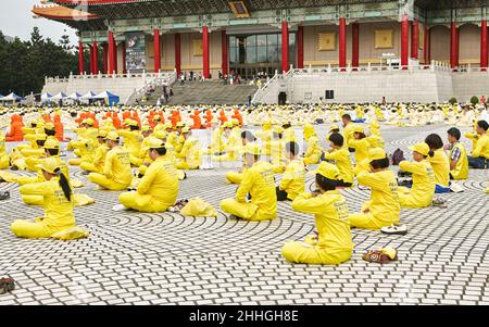 Un enorme di praticanti di Falun Gong (Dafa) medita alla Piazza della libertà di Taipei a Taiwan. Falun Gong qigong, è vietato in Cina. Foto Stock