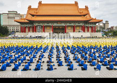 Un enorme di praticanti di Falun Gong (Dafa) medita alla Piazza della libertà di Taipei a Taiwan. Falun Gong qigong, è vietato in Cina. Foto Stock