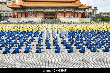 Un enorme di praticanti di Falun Gong (Dafa) medita alla Piazza della libertà di Taipei a Taiwan. Falun Gong qigong, è vietato in Cina. Foto Stock