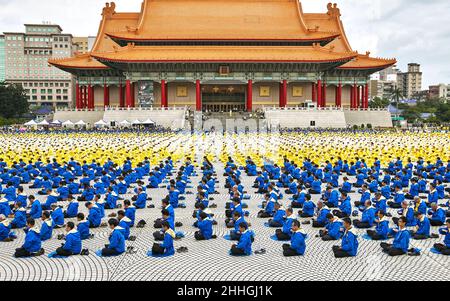 Un enorme di praticanti di Falun Gong (Dafa) medita alla Piazza della libertà di Taipei a Taiwan. Falun Gong qigong, è vietato in Cina. Foto Stock