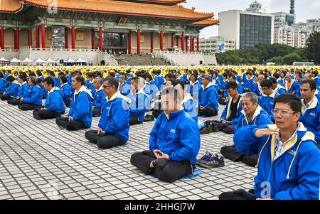 Un enorme di praticanti di Falun Gong (Dafa) medita alla Piazza della libertà di Taipei a Taiwan. Falun Gong qigong, è vietato in Cina. Foto Stock