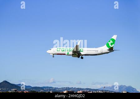 Barcellona, Spagna; 1 novembre 2021: Aereo Boeing 737 della compagnia aerea Transavia, atterrando all'aeroporto Josep Tarradellas Barcelona-El Prat Foto Stock