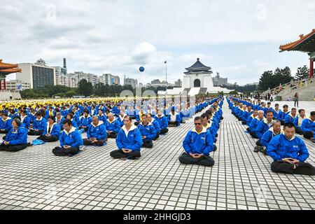 Un enorme di praticanti di Falun Gong (Dafa) medita alla Piazza della libertà di Taipei a Taiwan. Falun Gong qigong, è vietato in Cina. Foto Stock