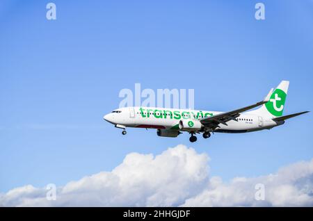 Barcellona, Spagna; 1 novembre 2021: Aereo Boeing 737 della compagnia aerea Transavia, atterrando all'aeroporto Josep Tarradellas Barcelona-El Prat Foto Stock