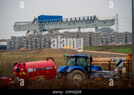 West Hyde, Hertfordshire, Regno Unito. 24th Gennaio 2022. Segmenti di rivestimento del tunnel nel sito HS2 South Portal. Le macchine per la perforazione di tunnel (TBM) di nome Florence e Cecilia stanno continuando a scavare due tunnel di dieci miglia sotto i Chilterns. Oggi il governo è tenuto a presentare in Parlamento la legge sul treno ad alta velocità (Crewe - Manchester). HS2 manifestanti stanno organizzando una Giornata Nazionale della Terra di Costing HS2 lungo la strada del HS2 in protesta. Credit: Maureen McLean/Alamy Live News Foto Stock