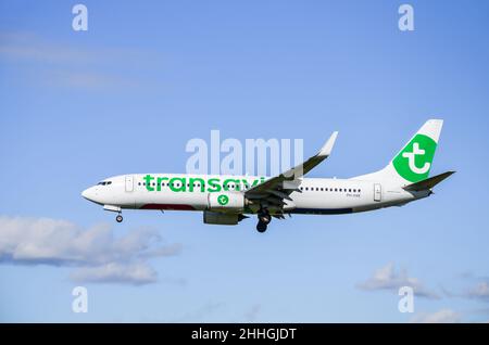 Barcellona, Spagna; 1 novembre 2021: Aereo Boeing 737 della compagnia aerea Transavia, atterrando all'aeroporto Josep Tarradellas Barcelona-El Prat Foto Stock