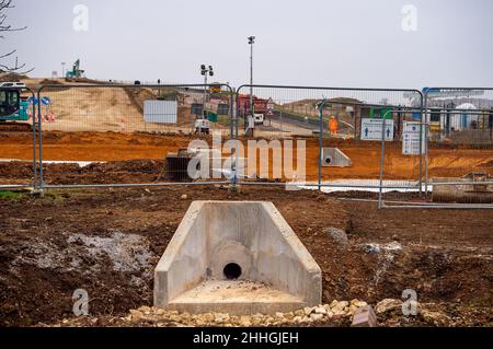 West Hyde, Hertfordshire, Regno Unito. 24th Gennaio 2022. HS2 i lavori proseguono presso il South Portal Compound di West Hyde, che comprende la fabbricazione di segmenti di rivestimento per il tunnel Chiltern e il trattamento del gesso umido noto come liquame dalle due macchine di perforazione per tunnel che attualmente stanno alesando due tunnel di dieci miglia sotto il Chilterns. Oggi il governo è tenuto a presentare in Parlamento la legge sul treno ad alta velocità (Crewe - Manchester). HS2 manifestanti stanno organizzando una Giornata Nazionale della Terra di Costing HS2 lungo la strada del HS2 in protesta. Credit: Maureen McLean/Alamy Live News Foto Stock