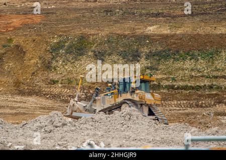 West Hyde, Hertfordshire, Regno Unito. 24th Gennaio 2022. HS2 i lavori proseguono presso il South Portal Compound di West Hyde, che comprende la fabbricazione di segmenti di rivestimento per il tunnel Chiltern e il trattamento del gesso umido noto come liquame dalle due macchine di perforazione per tunnel che attualmente stanno alesando due tunnel di dieci miglia sotto il Chilterns. Oggi il governo è tenuto a presentare in Parlamento la legge sul treno ad alta velocità (Crewe - Manchester). HS2 manifestanti stanno organizzando una Giornata Nazionale della Terra di Costing HS2 lungo la strada del HS2 in protesta. Credit: Maureen McLean/Alamy Live News Foto Stock