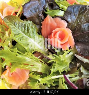 Primo piano salmone affumicato con verdure miste foto vista dall'alto verticale Foto Stock