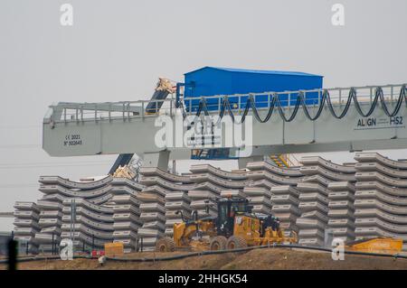 West Hyde, Hertfordshire, Regno Unito. 24th Gennaio 2022. Segmenti di rivestimento del tunnel nel sito HS2 South Portal. Le macchine per la perforazione di tunnel (TBM) di nome Florence e Cecilia stanno continuando a scavare due tunnel di dieci miglia sotto i Chilterns. Oggi il governo è tenuto a presentare in Parlamento la legge sul treno ad alta velocità (Crewe - Manchester). HS2 manifestanti stanno organizzando una Giornata Nazionale della Terra di Costing HS2 lungo la strada del HS2 in protesta. Credit: Maureen McLean/Alamy Live News Foto Stock