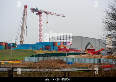 West Hyde, Hertfordshire, Regno Unito. 24th Gennaio 2022. HS2 i lavori proseguono presso il South Portal Compound di West Hyde, che comprende la fabbricazione di segmenti di rivestimento per il tunnel Chiltern e il trattamento del gesso umido noto come liquame dalle due macchine di perforazione per tunnel che attualmente stanno alesando due tunnel di dieci miglia sotto il Chilterns. Oggi il governo è tenuto a presentare in Parlamento la legge sul treno ad alta velocità (Crewe - Manchester). HS2 manifestanti stanno organizzando una Giornata Nazionale della Terra di Costing HS2 lungo la strada del HS2 in protesta. Credit: Maureen McLean/Alamy Live News Foto Stock