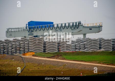 West Hyde, Hertfordshire, Regno Unito. 24th Gennaio 2022. Segmenti di rivestimento del tunnel nel sito HS2 South Portal. Le macchine per la perforazione di tunnel (TBM) di nome Florence e Cecilia stanno continuando a scavare due tunnel di dieci miglia sotto i Chilterns. Oggi il governo è tenuto a presentare in Parlamento la legge sul treno ad alta velocità (Crewe - Manchester). HS2 manifestanti stanno organizzando una Giornata Nazionale della Terra di Costing HS2 lungo la strada del HS2 in protesta. Credit: Maureen McLean/Alamy Live News Foto Stock