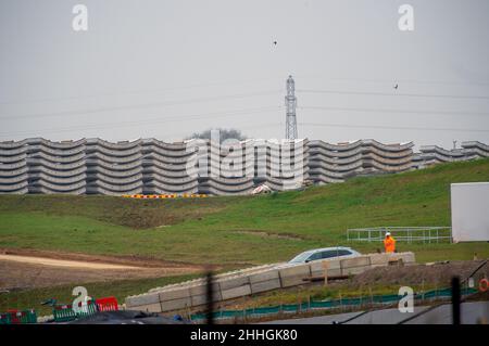 West Hyde, Hertfordshire, Regno Unito. 24th Gennaio 2022. Segmenti di rivestimento del tunnel nel sito HS2 South Portal. Le macchine per la perforazione di tunnel (TBM) di nome Florence e Cecilia stanno continuando a scavare due tunnel di dieci miglia sotto i Chilterns. Oggi il governo è tenuto a presentare in Parlamento la legge sul treno ad alta velocità (Crewe - Manchester). HS2 manifestanti stanno organizzando una Giornata Nazionale della Terra di Costing HS2 lungo la strada del HS2 in protesta. Credit: Maureen McLean/Alamy Live News Foto Stock