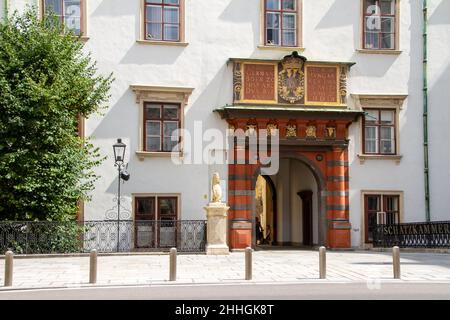 Vienna, Austria, 22 luglio 2021. Questa porta, costruita nel 1552, segna l'ingresso all'ala svizzera del Palazzo di Hofburg, dove il Tesoro imperiale è h Foto Stock